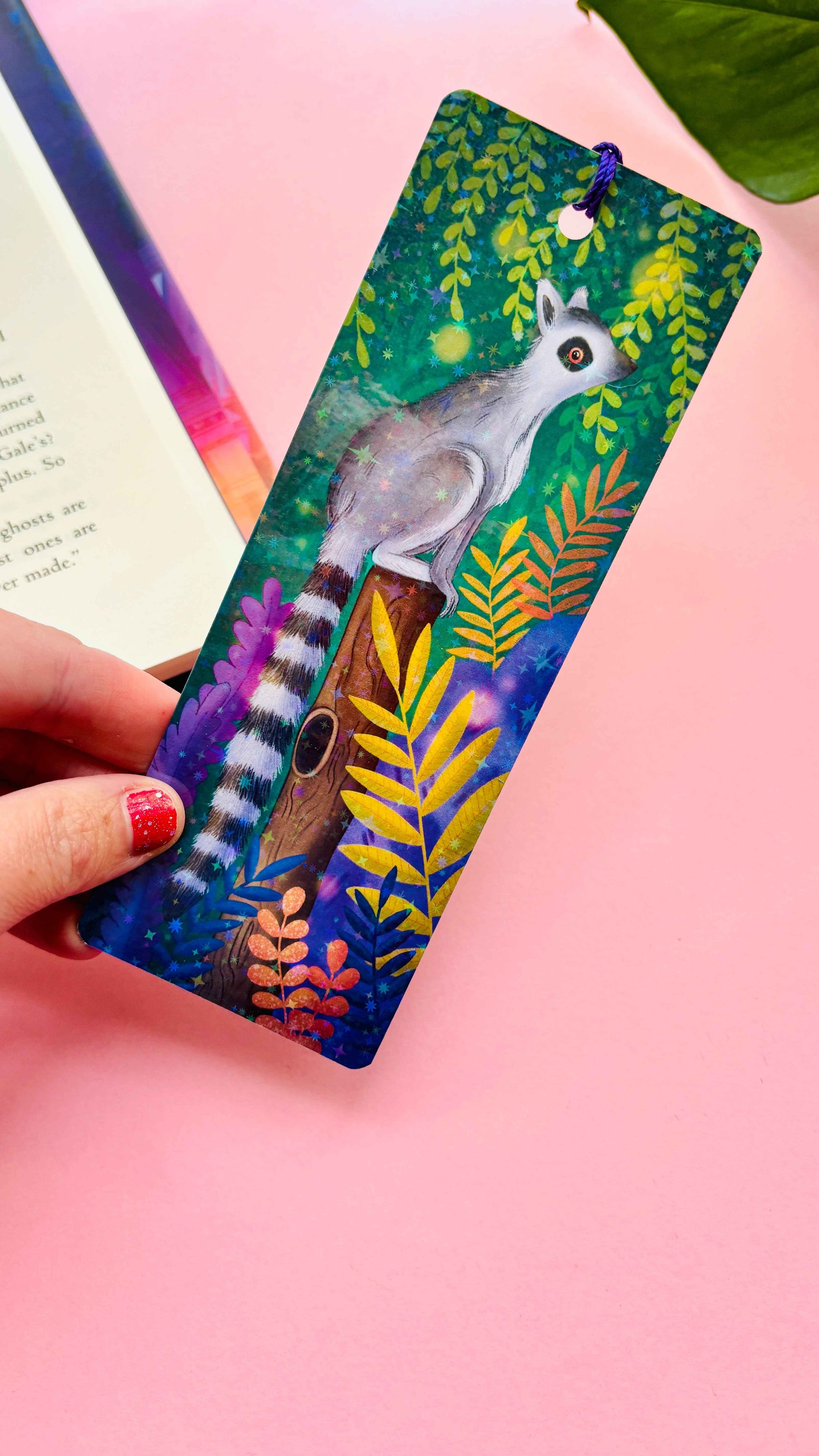Ring-tailed lemur holographic bookmark – unique wildlife art, perfect for book lovers and stationery enthusiasts.