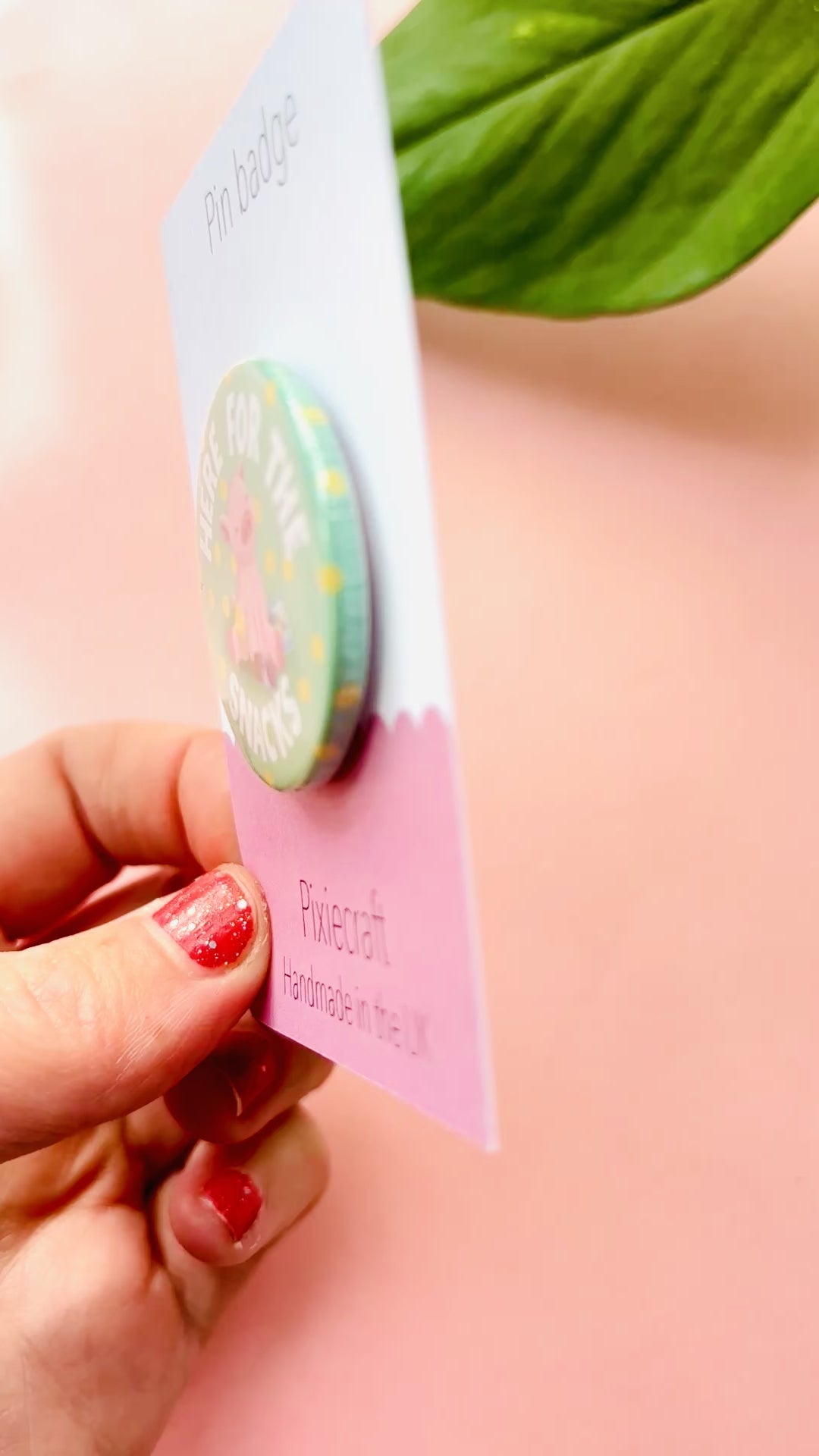 Cute pink pig badge surrounded by snacks, perfect for snack lovers and animal fans, available as magnet or pin.”
	3.	“Kawaii pig button badge with