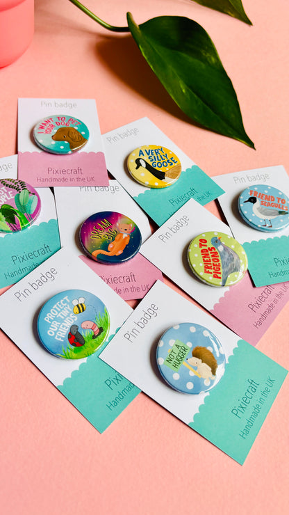 Teacher gift pin badge or magnet that reads ‘best teacher’ above a cute worm in a bright red apple. Presented on a colourful backing card ready to gift to your favourite teacher and say thank you.