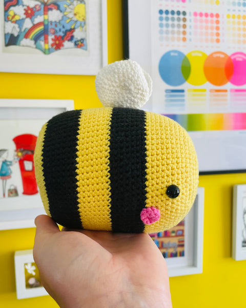 Chonky bee in a Hat