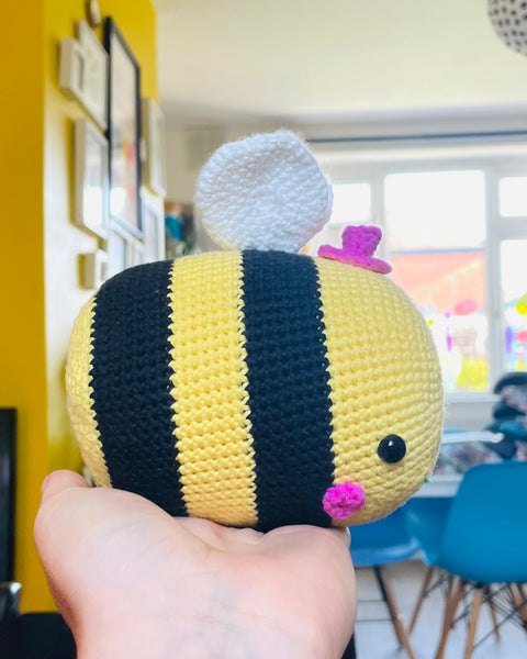 Chonky bee in a Hat