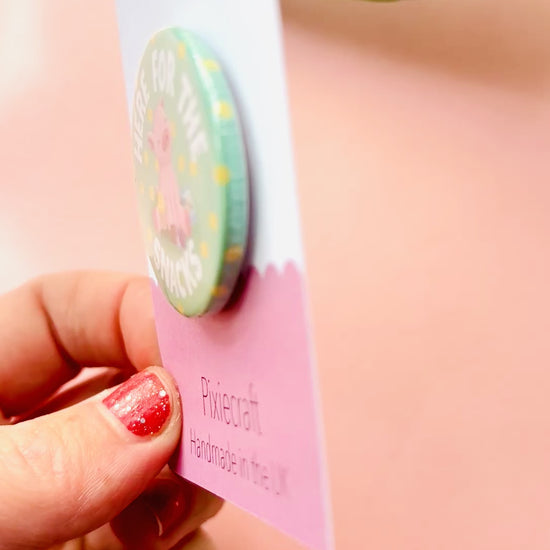 Cute pink pig badge surrounded by snacks, perfect for snack lovers and animal fans, available as magnet or pin.”
	3.	“Kawaii pig button badge with